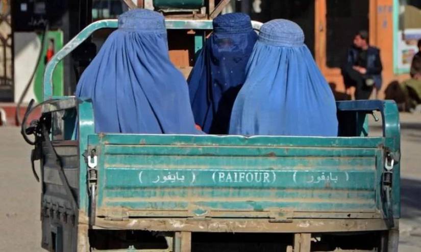 El Talibán prohíbe los viajes de larga distancia a las mujeres no acompañadas por hombres en Afganistán
