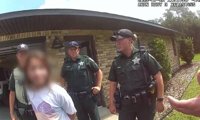 Una captura del video del arresto de la niña de 11 años.