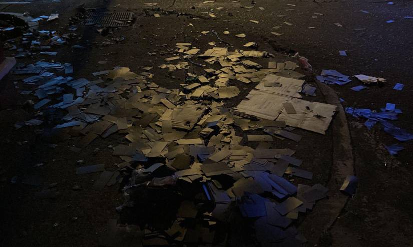 Trozos de papel fueron hallados al interior del paquete abandonado en Iñaquito.