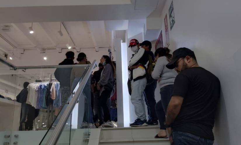 Filas a la espera del canje de entradas para el concierto de Bad Bunny en Ecuador.