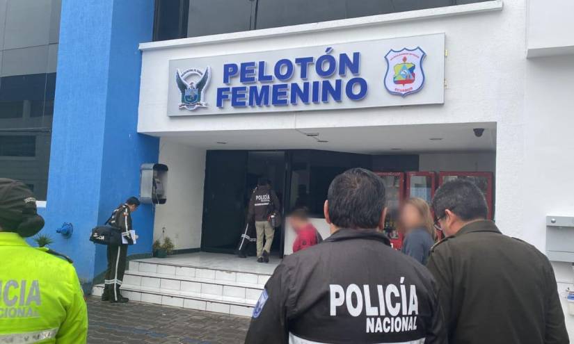 El pasado 16 de septiembre de 2022 la Fiscalía allanó el área del pelotón femenino de la Escuela Superior de la Policía en Quito.