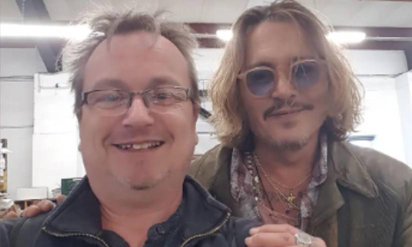 Imagen de Johnny Depp junto a un fan en Gran Bretaña.