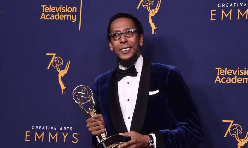 Ron Cephas Jones recibiendo un premio Emmy.