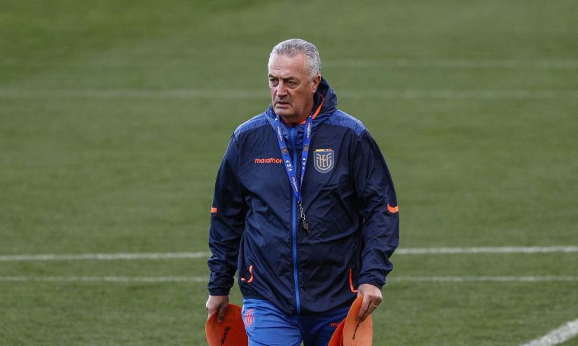Gustavo Alfaro en un entrenamiento con la Selección de Ecuador