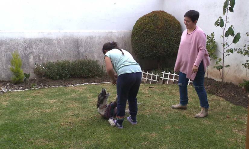 Verónica Orellana, junto a su hija y su mascota, juegan en el patio de la casa. Un diagnostico errado le cambió la vida ya que el cáncer que le detectaron se hizo metastásico