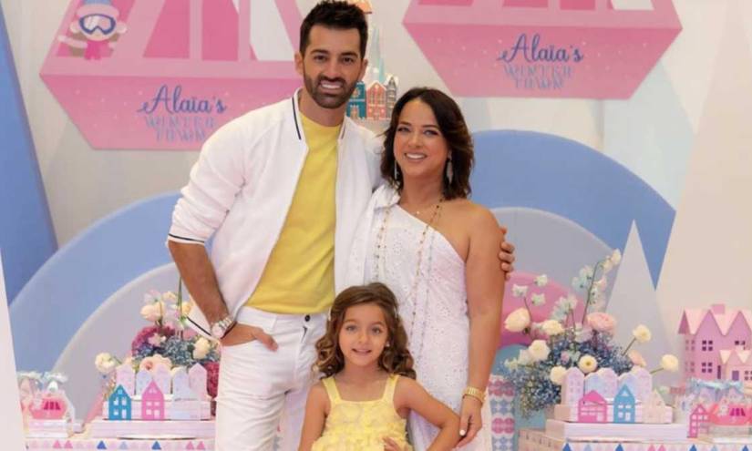 Imagen de archivo de Adamari López junto a su hija y esposo.