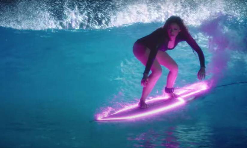 Imagen de archivo de Shakira surfeando.