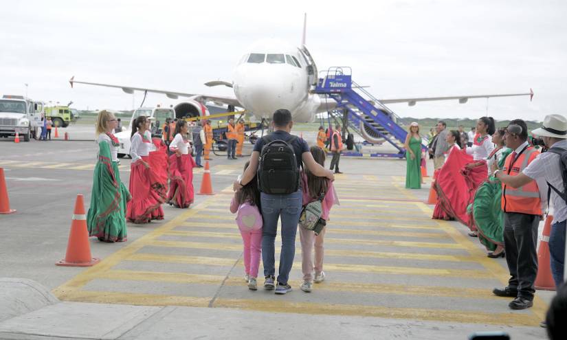 Turistas viajaron de Manta a Galápagos en un nuevo vuelo directo.