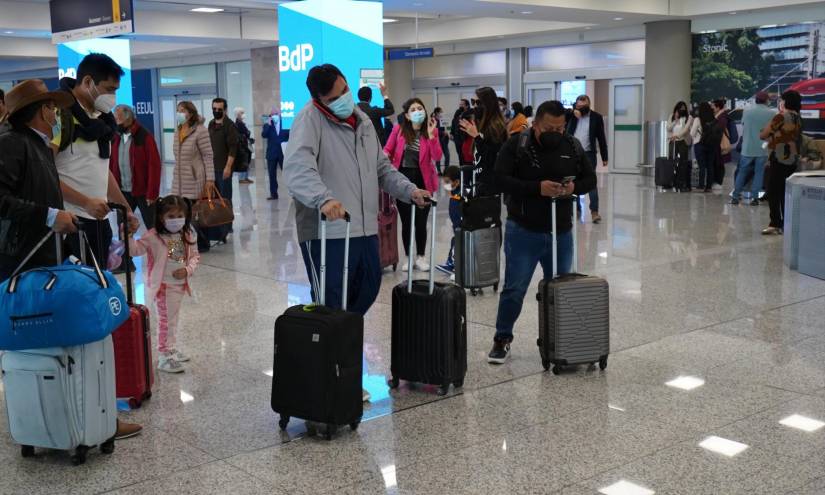 Con menos restricciones por la pandemia, se ha incrementado el número de pasajeros aéreos en Ecuador.