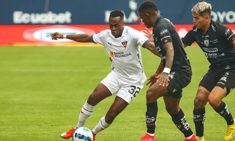 Jugador de Liga de Quito, Renato Ibarra, ante la marca de dos jugadores de Independiente del Valle