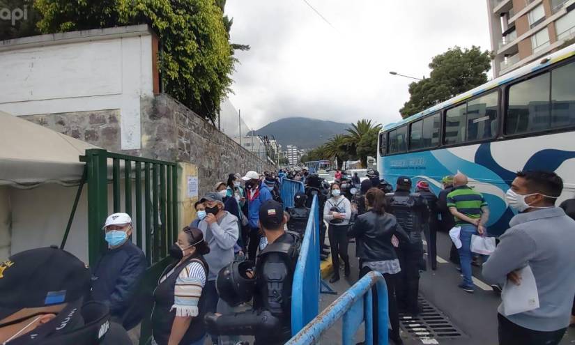 En Quito, continúa el caos en la vacunación del IEES