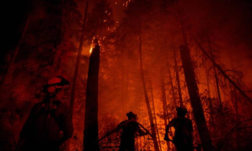 Fotografía cedida por la oficina de incendios forestales de un incendio en El Lago Adams, el 02 de agosto de 2023, ubicado en la Columbia Británica, Canadá.