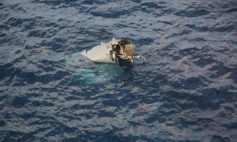Foto publicada por autoridades japonesas de lo que se cree que son los restos del avión frente a la isla de Yakushima.