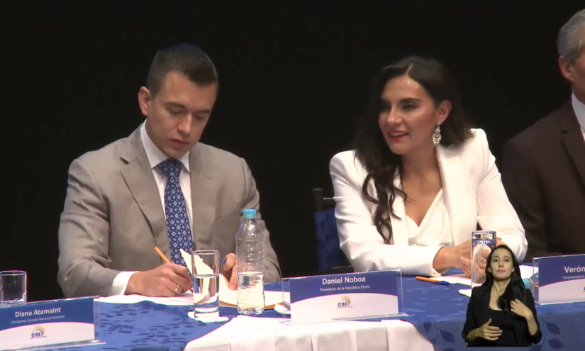 Daniel Noboa y Verónica Abad firmando documentos durante la entrega de credenciales como presidente y vicepresidenta de Ecuador.