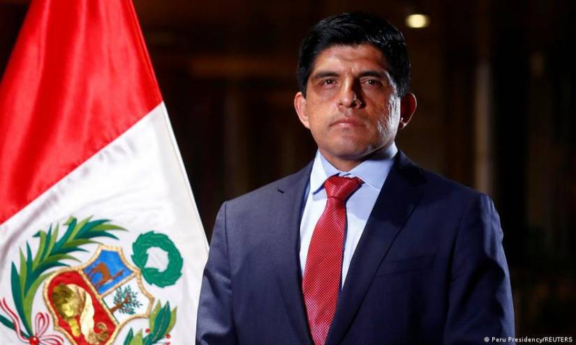 Ministro de Defensa de Perú es internado en cuidados intensivos por covid-19