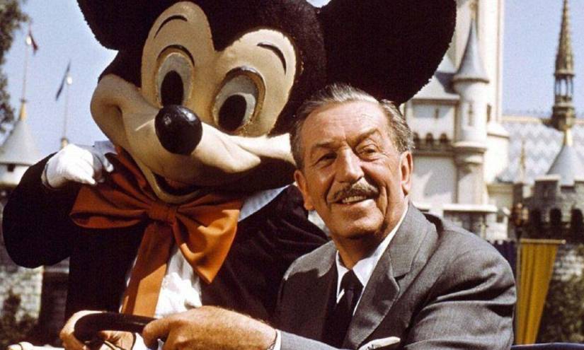 Walt Disney, fundador de la empresa, junto a Mickey Mouse uno de los personajes icónicos de la marca.