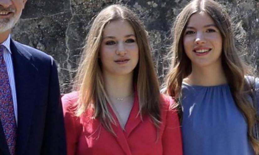 La princesa Leonor junto a su hermana en el acto educativo.