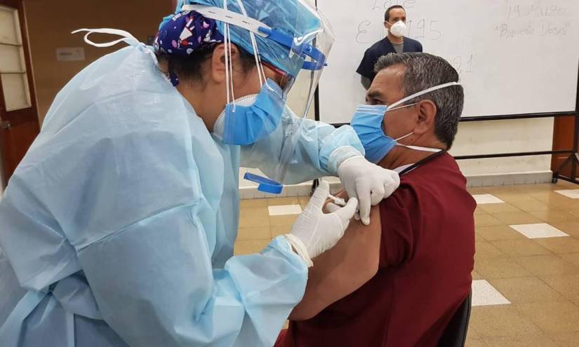 Ecuador inicia vacuna con tercera dosis anticovid-19 a personal no sanitario