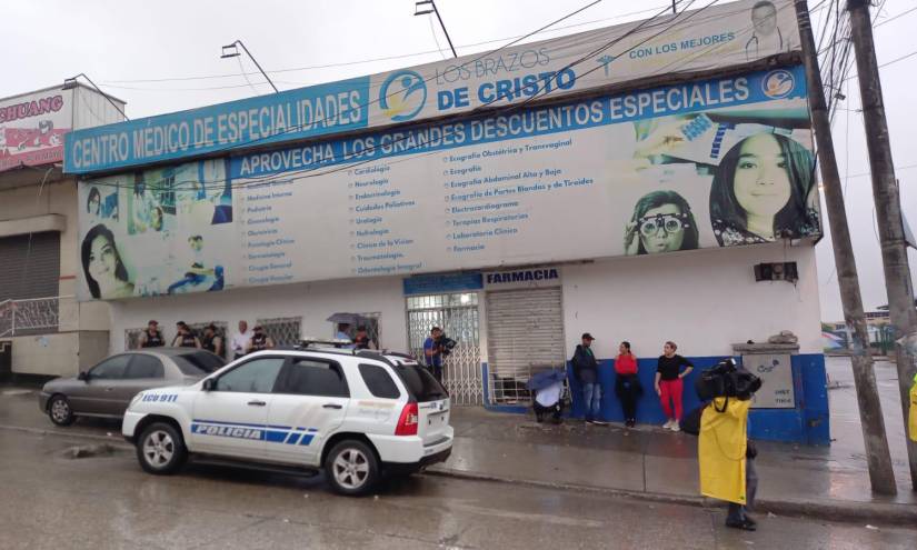 Antisociales lanzaron un explosivo en un centro médico en Guayaquil.