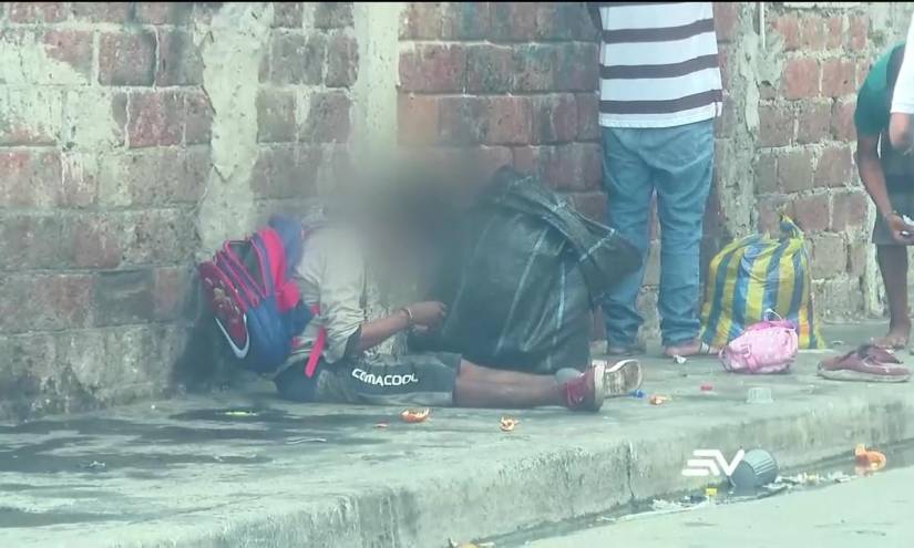 Imagen de un consumidor de drogas sentado en una calle de Guayaquil.
