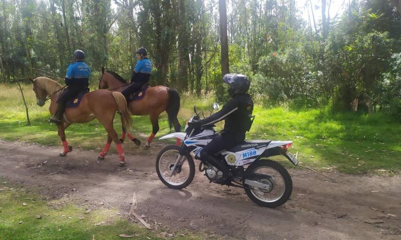 Agentes metropolitanos patrullan el parque con caballos y motocicletas.