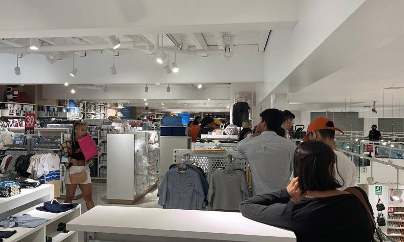 Filas a la espera del canje de entradas para el concierto de Bad Bunny en Ecuador.