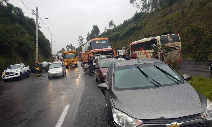Quito: cinco vehículos y un bus se accidentaron en la avenida Simón Bolívar