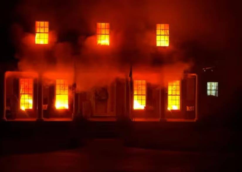 La fachada de la vivienda decorada por Amanda y Lee, que con luces y humo artificial dio la ilusión de estar envuelta en llamas.