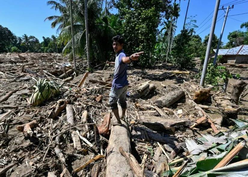 Persona caminando sobre el desastre de Sri Lanka.