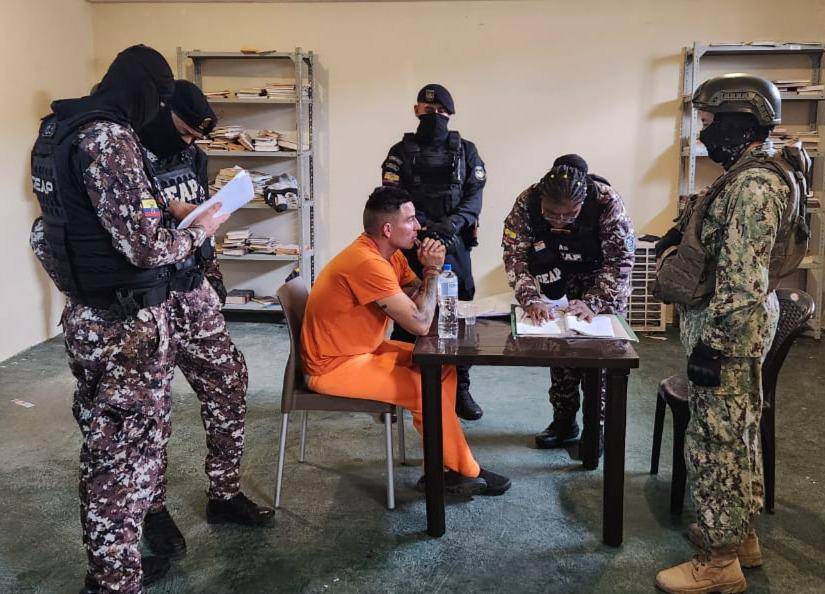 Daniel Salcedo dentro de una celda de la cárcel La Roca, de Guayaquil.