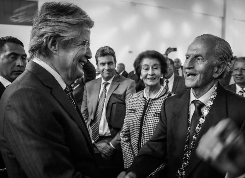 Guillermo Lasso saluda con Rodrigo Borja.