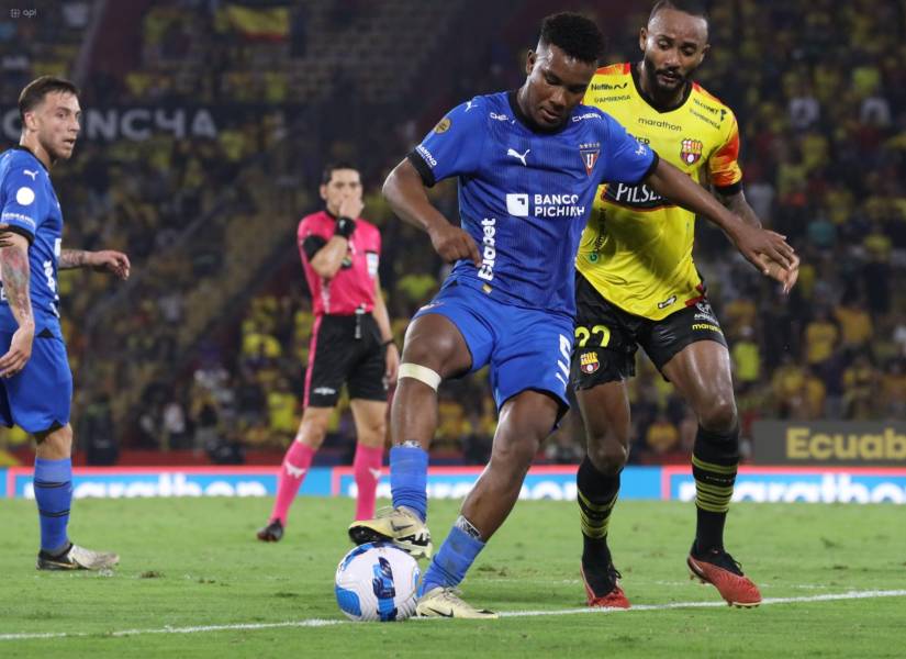 Souza (D) en la disputa del balón con Zambrano (I). (API)