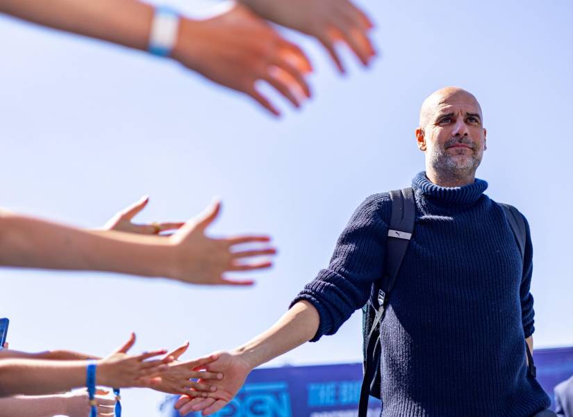 Guardiola saludado a los aficionados del City. (Cuenta X @ManCityES)