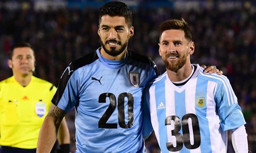 Luis Suárez y Lionel Messi posaron con los números 20 y 30, año del Mundial que quieren llevarlo a cabo.