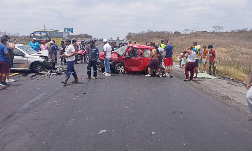 Triple accidente en vía a la Costa, en Guayaquil, deja dos personas fallecidas