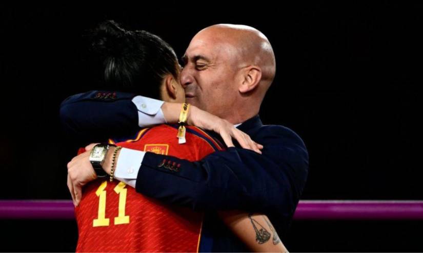 Momento donde Luis Rubiales besa a la jugadora de la selección española Jenni Hermoso