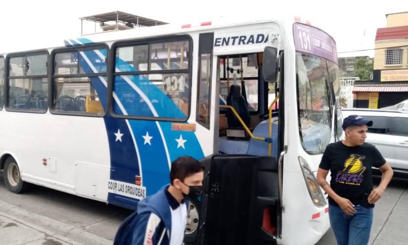 Militar vestido de civil asesinado dentro de bus durante asalto en Guayaquil