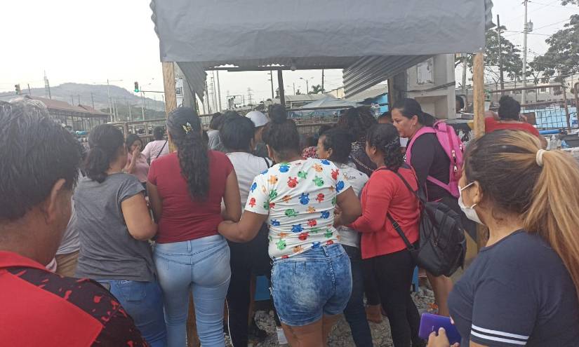 Familiares de reos están desesperados en las afueras de la Penitenciaría del Litoral.