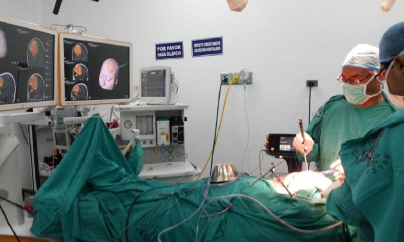 Imagen de archivo de un procedimiento de neurocirugía oncológica en Solca Guayaquil.