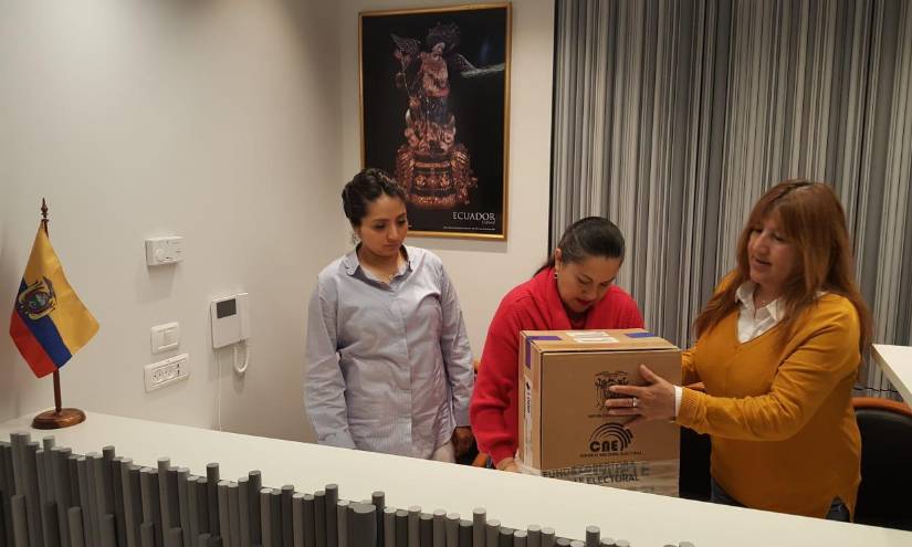 Imagen del interior de la Embajada de Ecuador en Tel Aviv, el 24 de marzo de 2019, en un proceso electoral.
