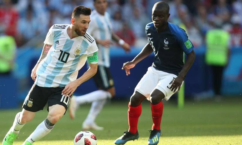 Capitán de la selección de Argentina, Lionel Messi elude al francés Kanté en Mundial Rusia 2018