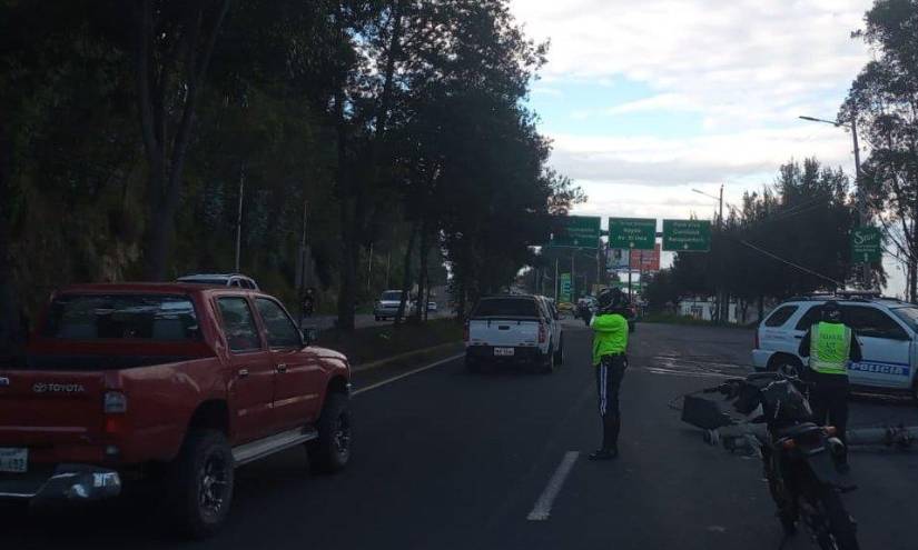 Una patrulla se chocó contra un poste.