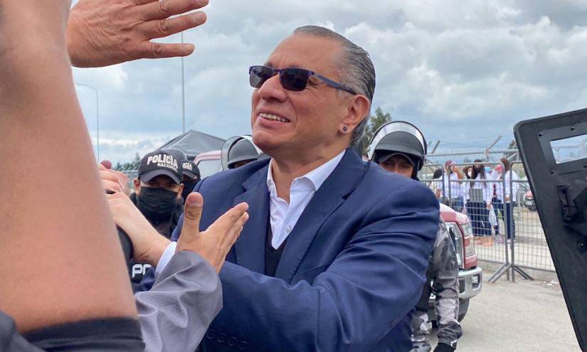Jorge Glas deja la cárcel de Latacunga