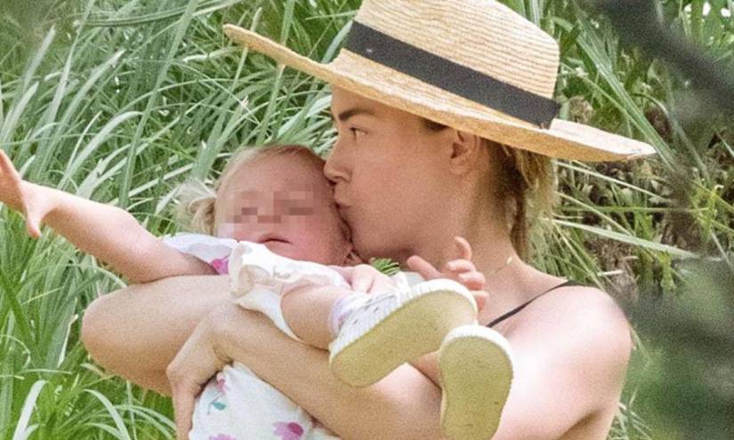 Imagen de archivo de Amber Heard en Europa junto a su hija.