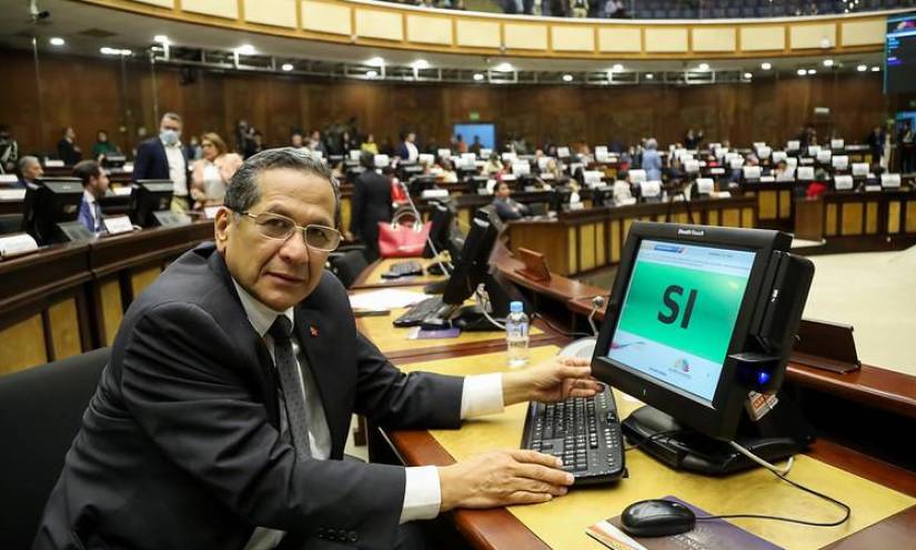 El asambleísta Luis Almeida, del PSC, votó a favor de la destitución y censura de los vocales del Consejo de la Judicatura.