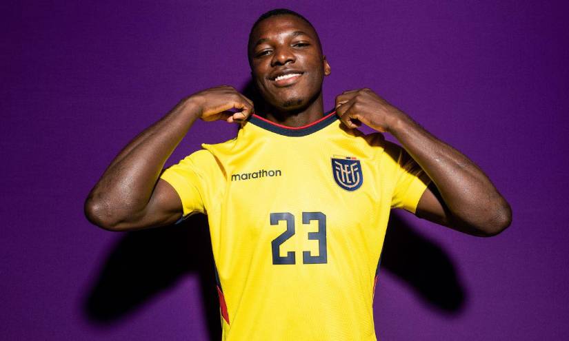 Moisés Caicedo posa con la camiseta de la selección de Ecuador