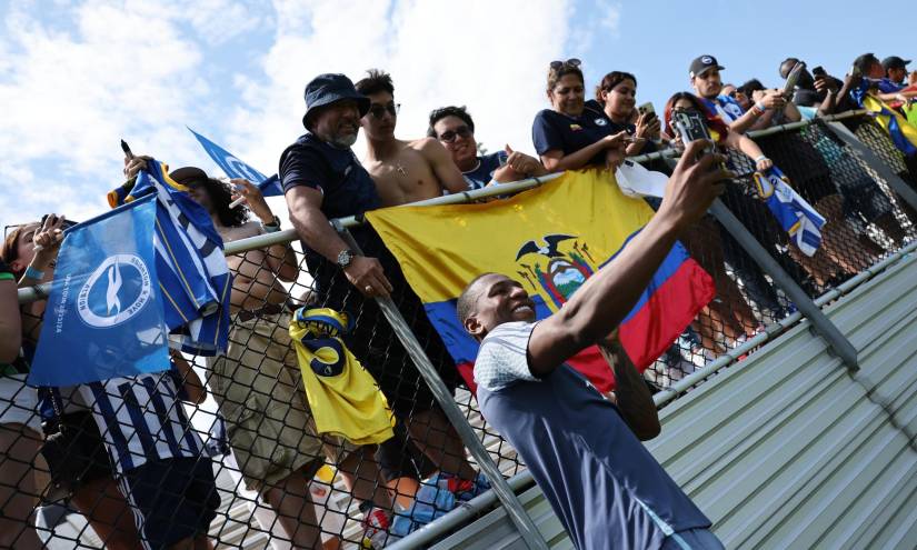 Pervis Estupiñán en el último entrenamiento del Brighton en Estados Unidos.
