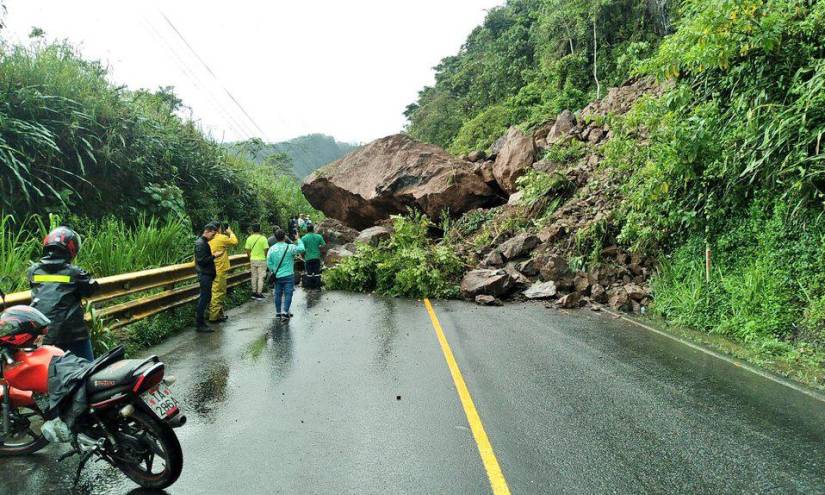 La vía Alóag- Santo Domingo se encuentra cerrada por una enorme roca