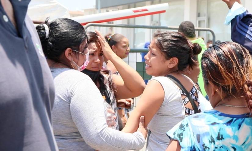 Los familiares de los reos fallecidos acudiendo a la morgue de Guayaquil, a unos 10 kilómetros de distancia del Coliseo.