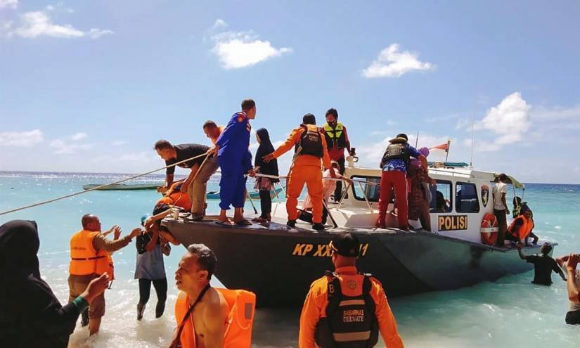 Rescatan a 95 personas de un barco en llamas en Indonesia